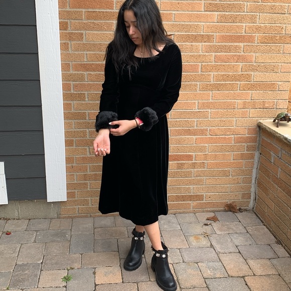 Vintage Black Velvet Fur Trimmed Cocktail Dress by Bernie Bee - Picture 6 of 16